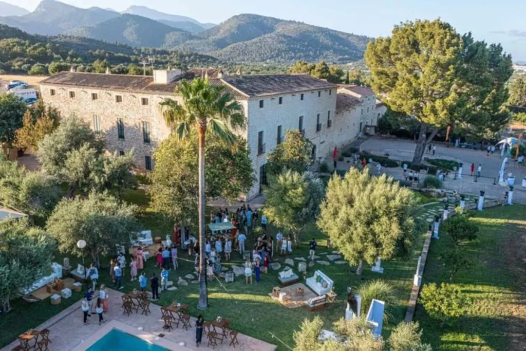Wedding reception in mallorca with villa on the background