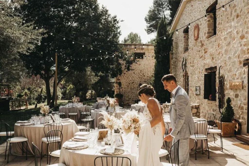 wedding couple in masia calma