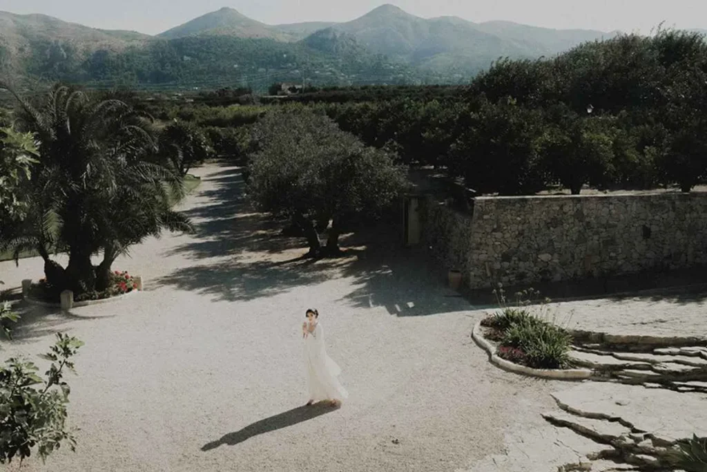 Bride photo Alicante sandy venue with mountains