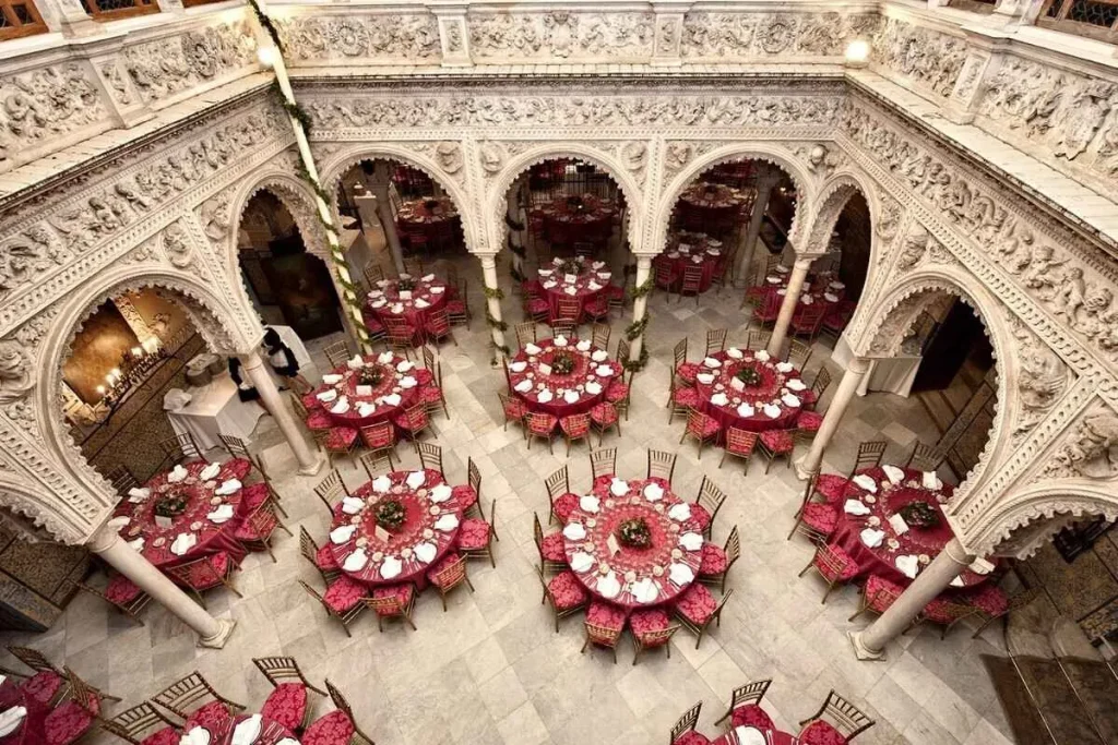 wedding salon in Seville with red wedding table decoration